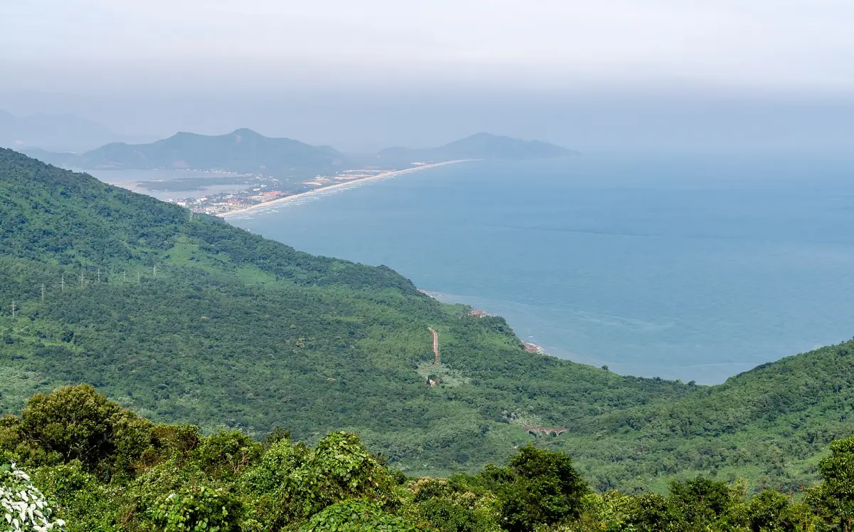 從山口眺望綠色山坡、海岸與海灣