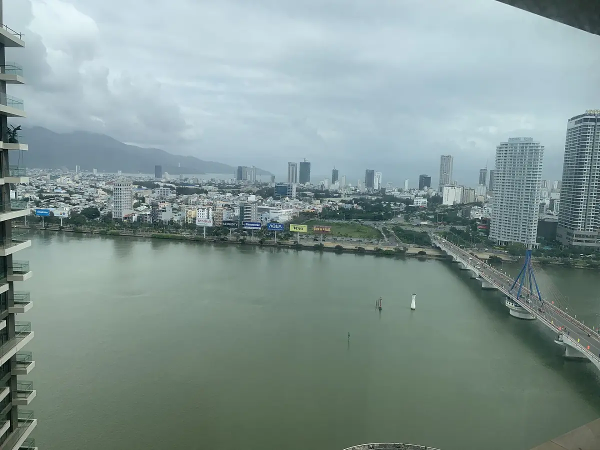 眺望韓江、橋樑與雲層下的城市